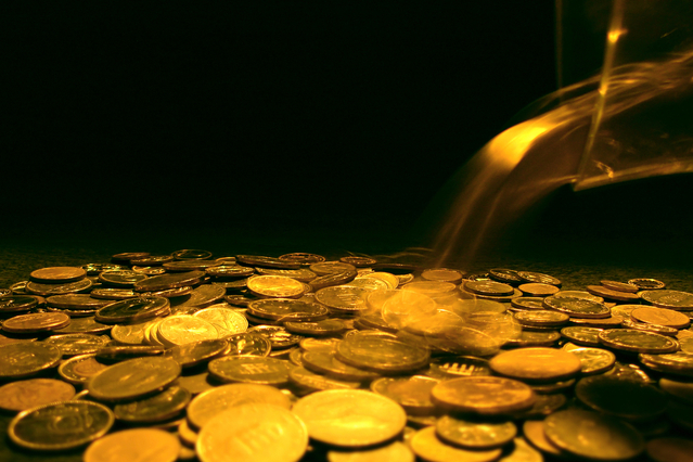 džbán přesypávající zlaté mince na hromadu