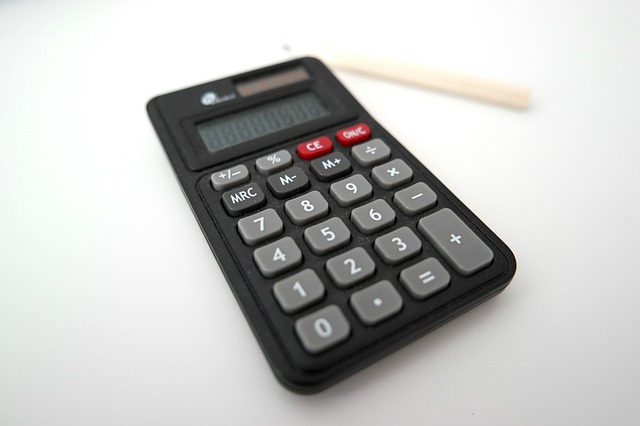 kalkulačka a tužka